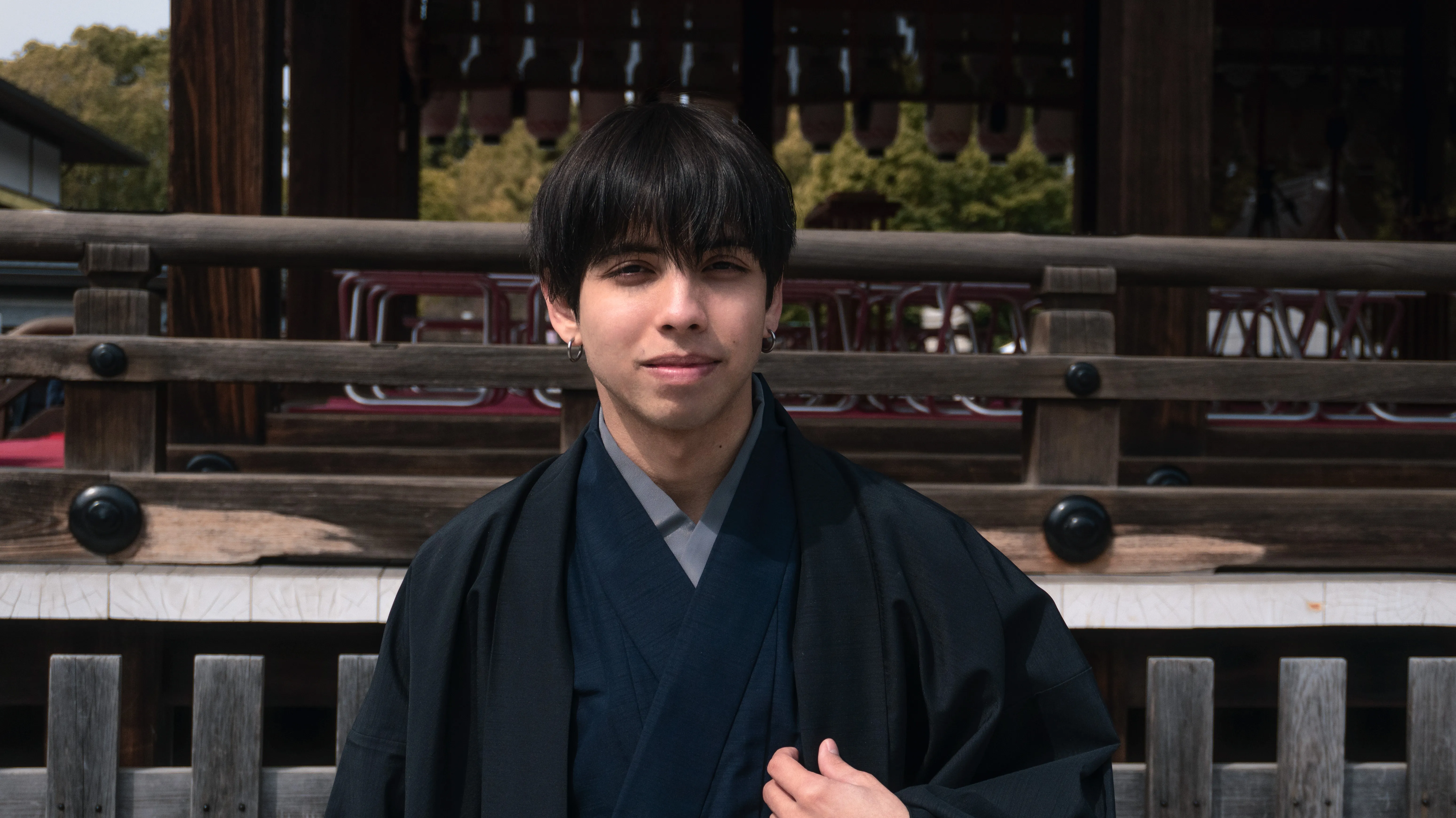 Retrato de Maxwell Fajardo con kimono, mirando a cámara.