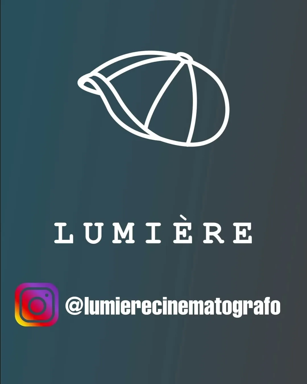 Cierre de los vídeos de Lumière: el logotipo, una gorra de líneas blancas, sobre fondo azul petróleo, con la palabra LUMIÈRE y el usuario @lumierecinematografo.
